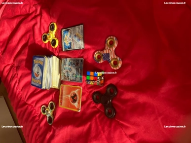 1800 cartes Pokémon plus quatre, en Spinner plus un porte-clés