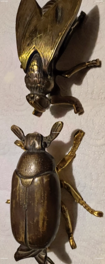 Deux insectes en bronze doré et marron