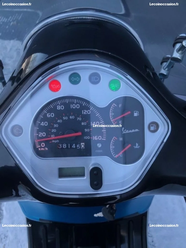 Magnifique Moto Vespa GTS 300 IE SUPER très bon état a 800€